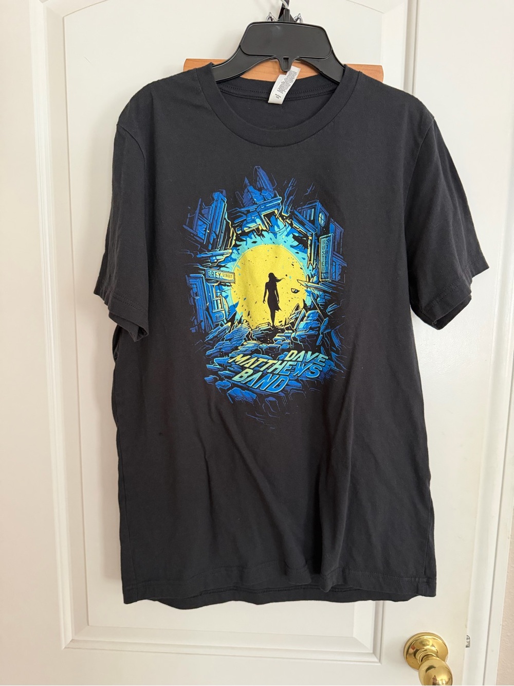 Never worn Dave Matthews band DMB grey street artist series black shirt medium